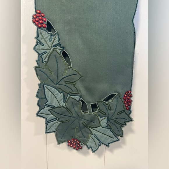 Vintage Christmas Table Runner - Picture 1 of 9